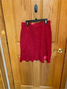 Soft Red Textured Ruffle-Hem Women's Skirt
Fig & blu
Size Small